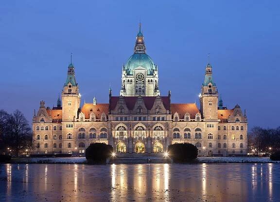 File:Neues Rathaus Hannover abends.jpg