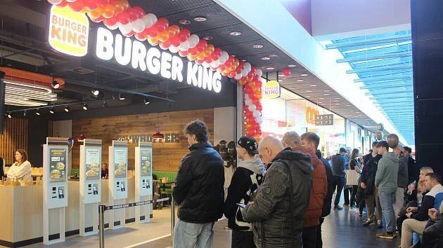 Otevření prvního Burger Kingu v Jihlavě bylo odpoledne, měly problémy s grilem