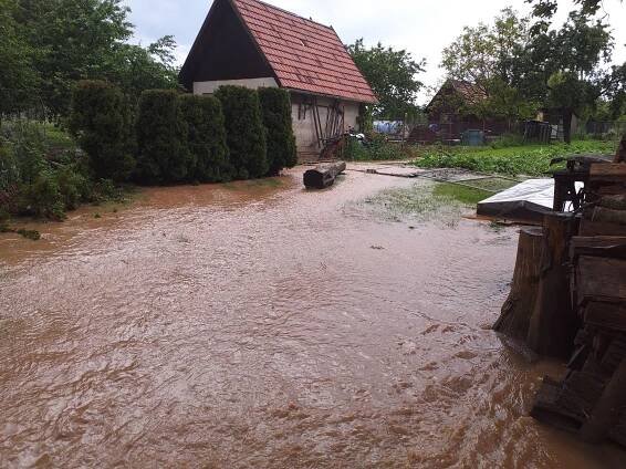 FOTO: Následky deště? Bahno v Brťově-Jenči, Komenského v Boskovicích opět plave