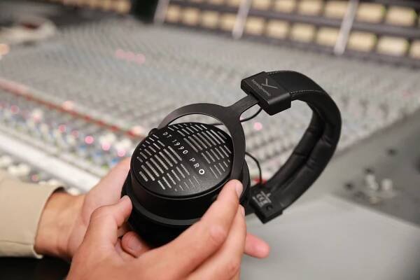 Beyerdynamic slaví 100. výročí druhou generací sluchátek – uzavřenými DT 1770 PRO MKII a otevřenými DT 1990 PRO MKII – AVmania.cz