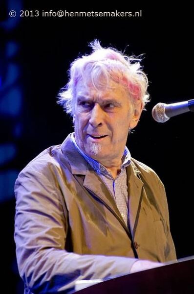 John Cale schuifelt onverstoord verder - The Blues Alone?
