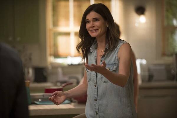 Rodinka na kousky - Babe Secret Phone Germs - Z filmu - Betsy Brandt