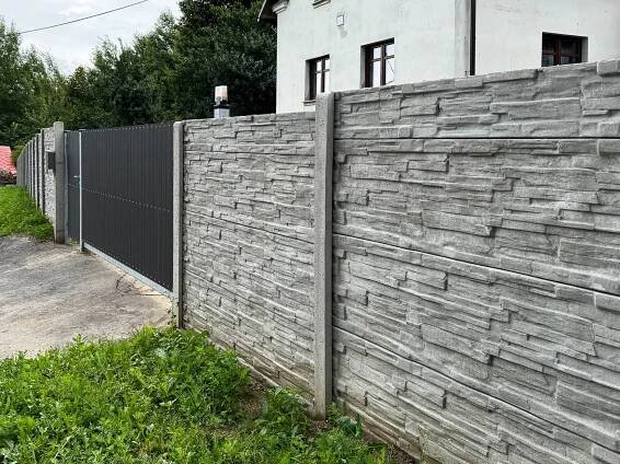 Realizace – betonový plot a posuvná brána s výplní WPC plotovek | Toužim