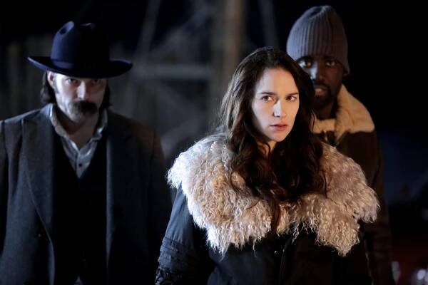Wynonna Earp - Let's Pretend We're Strangers - Z filmu - Tim Rozon, Melanie Scrofano, Shamier Anderson