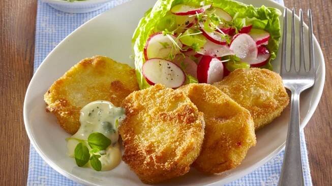 Sma�en� kedlubny v trojobalu s �edkvi�kov�m sal�tem &ndash; syt� vegetari�nsk� ob�d