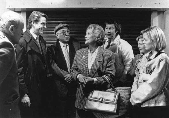 Jeremy Irons, Lionel Jeffries, Barbara Ferris, Gareth Hunt, Sylvia Syms, Patsy Kensit - Neklidná premiéra - Z filmu