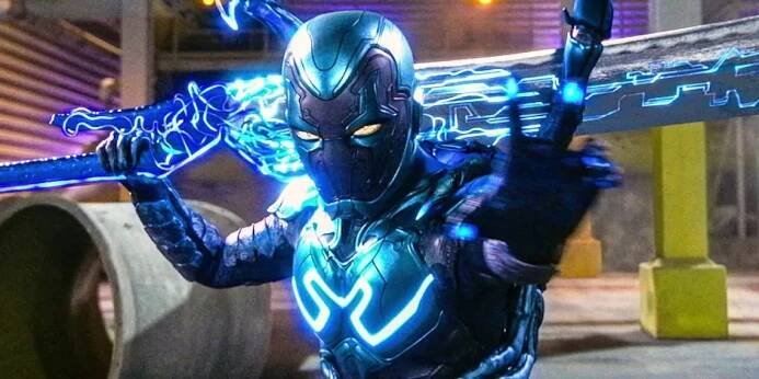 Recenze filmu Blue Beetle. Origin prvního latinskoamerického superhrdiny, připomínající svým charakterem úvodní filmy od Marvelu