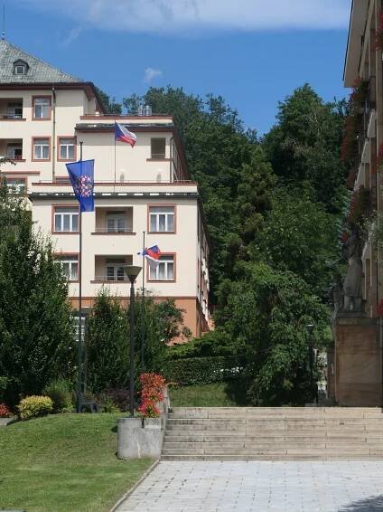 Soubor:01 Luhačovice 5. 7. 2024, radnice, vlajka České republiky a vlajka Moravy.jpg – Wikipedie