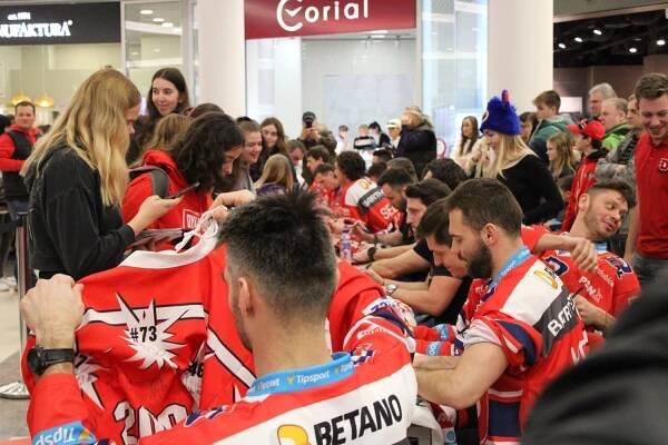 Autogramiáda Dynama měla v Pardubicích úspěch. Fronta fanoušků se táhla až ven