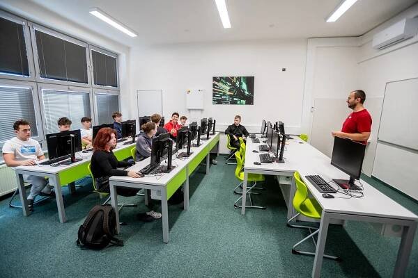 Budova Gymnázia a Obchodní akademie v Orlové bude mít novou střechu
