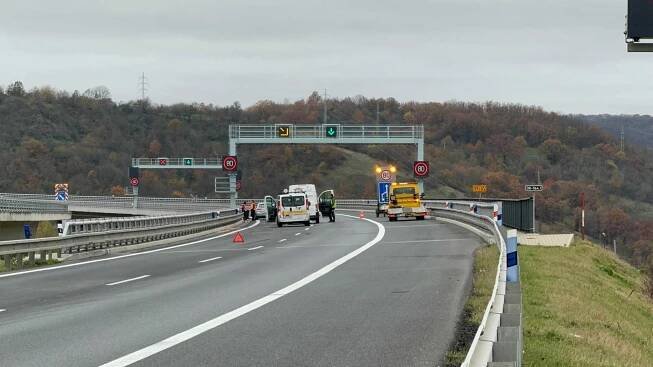 Dálnici D8 uzavřela nehoda několika aut.