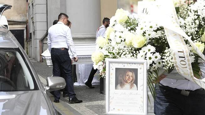 Poslední rozloučení s Aničkou Slováčkovou: Květiny, bílá rakev, dojemný vzkaz a věnec od Gottové