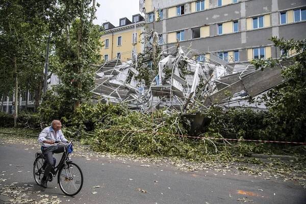 Bouře v Itálii provázely i obří kroupy až 19 cm velké! Na jihu evakuovali turisty kvůli požárům