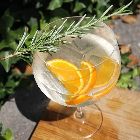 Gin Mare & 1724 (Seventeen) tonic s pomerančem a rozmarýnem