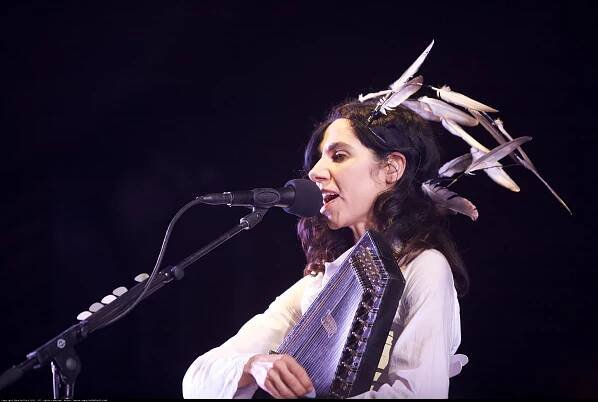 PJ Harvey's Electrifying Solo Performance