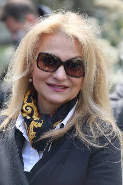 Yvetta Blanarovičová má zesvětlené vlasy a ráda nosí elegantní šátky. 