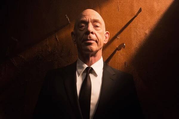 J.K. Simmons se stal poslíčkem. Pro Pradu