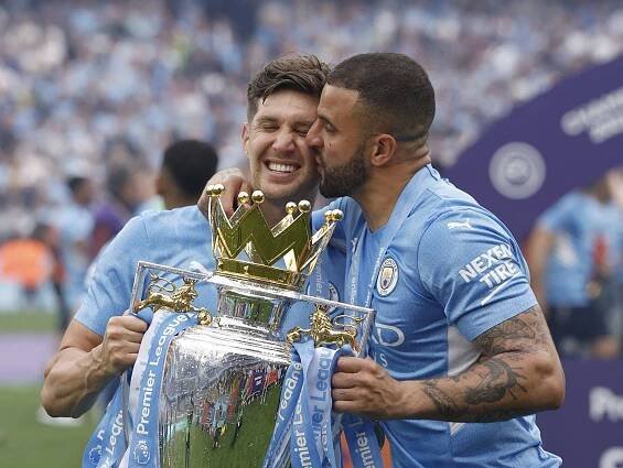 Fotbalisté Manchesteru City třemi góly otočili utkání s Aston Villou a obhájili titul v Premier League