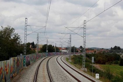 Železnice mezi Brnem a Třebíčí: upraví zastávky a přidají kolej, práce začaly