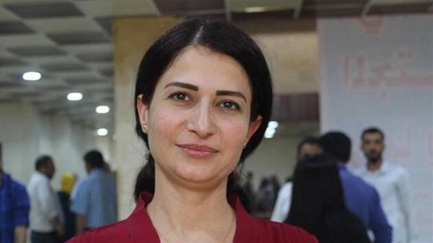 Na fotografii je kurdská politička Hevrin Chalafová, popravená při invazi Turecka do severní Sýrie, neozbrojená, vytažená z auta a zavražděná spolu s devíti dalšími civilisty. 
