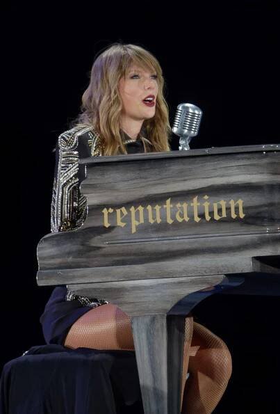 Soubor:Taylor Swift - Reputation Tour Seattle - Long Live-New Years Day (cropped).jpg – Wikipedie