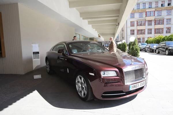 Foto: Rolls-Royce otevřel v Česku první prodejnu. Prodává v ní auta od necelých osmi milionů