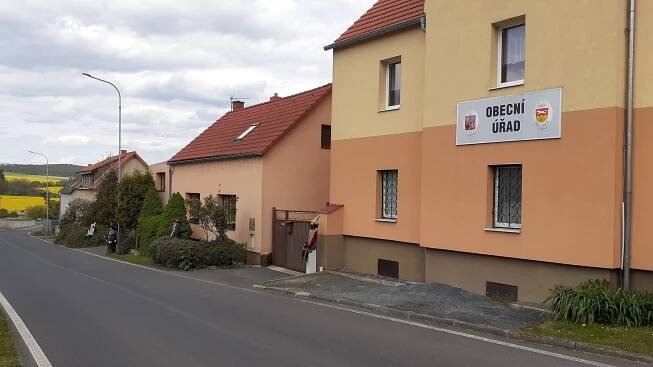 Obyvatelé Bělušic u Mostu si vyzdobili vesnici čarodějnicemi. Je jich tam víc než jinde.