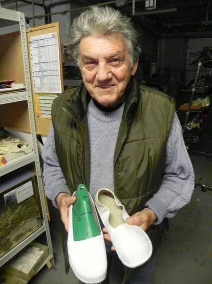 Neúnavný švec Josef Hanák (74) vymyslel boty na spaní: První je otestují tělesně postižení