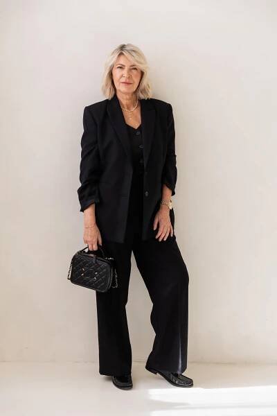 Šik v každém věku: Helena Harabinová nosí moderní outfity i po šedesátce