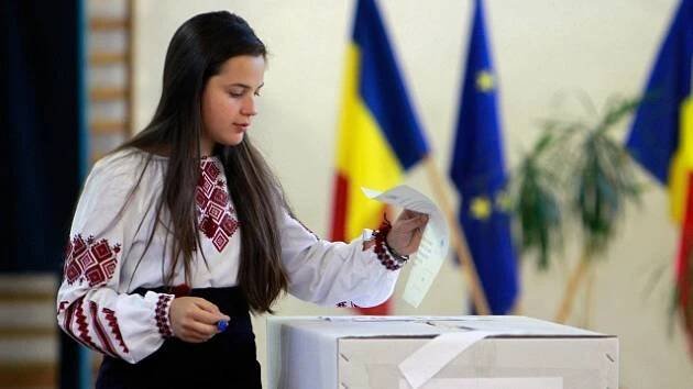 Prezidentské volby v Rumunsku: První kolo vyhrál krajně pravicový Simion