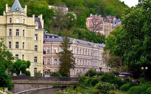 Karlovy Vary, Česká republika, Evropa - 12. května 2024: Starý dům je budova v Praze — Stock obrázek