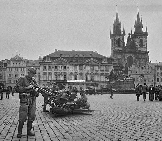 Okupace Československa v roce 1968: Podívejte se na dobové snímky z Prahy