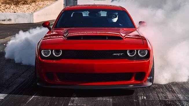 Dodge Challenger SRT Demon akceleruje tak brutálně, že se při startu staví na zadní