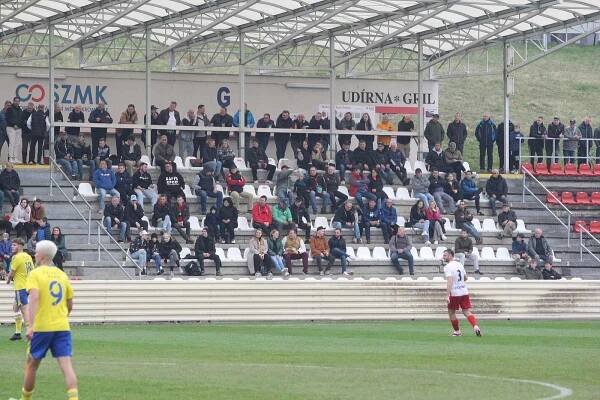 Fotbalisté Kroměříže (červenobílé dresy) ve 21. kole MSFL deklasovali Zlín B 5:0.