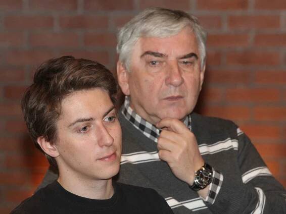 Na jednom brněnském jevišti se poprvé setkají herci Miroslav Donutil a jeho syn Martin. Se souborem Divadla Husa na provázku měli generální zkoušku inscenace Amadeus, kterou provází podtitul (tj. Milovaný Bohem). 