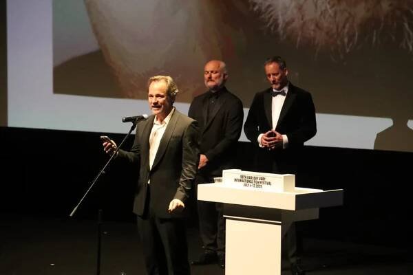 Zahájení Varů ONLINE: Bartošková v černé, hrdličky Peštová s Haberou, sexice Dragounová, juchání i slzy