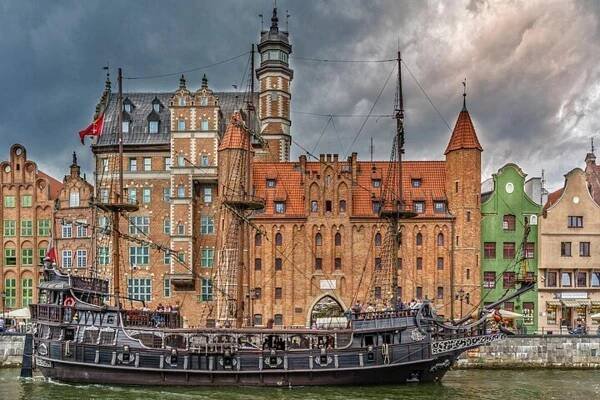 loď ve vodě před velkou budovou