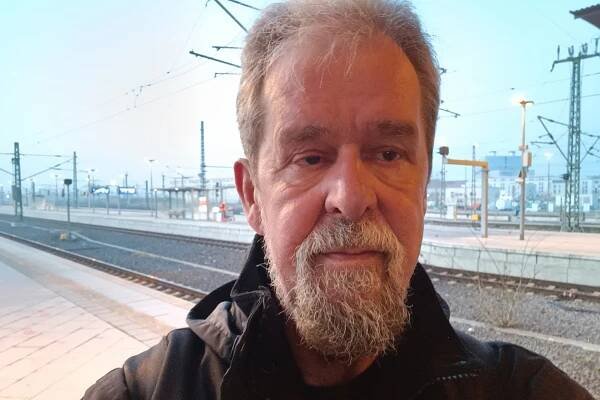 Der Autor wartet auf den verspäteten Zug. Foto: Thomas Köhler
