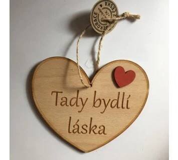 Dřevěné srdce 12 cm Tady bydlí láska