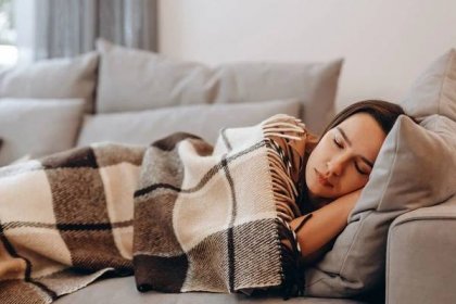 Nebezpečný spánek na gauči: Způsobuje bolest zad a pocit těžkých nohou, největším strašákem je ale přerušovaný spánek
