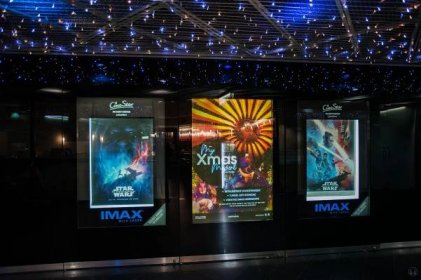 CineStar Kino im Sony Center Berlin. Werbung für das IMAX im Durchgang zum Regionalbahnhof Potsdamer Platz.