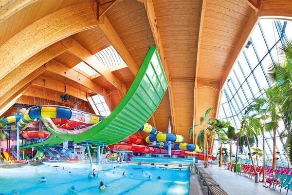 Badeparadies mit Hallenbad und vielen Rutschen