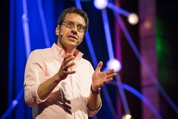 Tříděním odpadu klimatický rozvrat nevyřešíme. Je třeba svrhnout kapitalismus, říká novinář George Monbiot