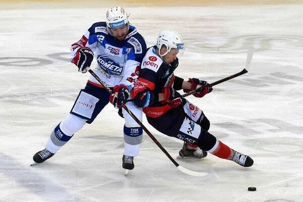Tipsport extraliga ledního hokeje mezi domácí Kometou Brno (Lukáš Kašpar) a Piráty z Chomutova (Pavel Klhůfek).