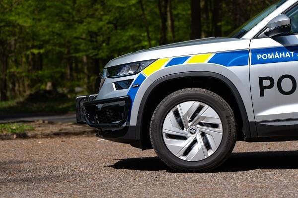 Policejní Škoda Kodiaq má zajímavější výbavu než jen přední rám. Auto jsme prolezli a víme třeba i to, proč má na zadních sedačkách čtyři pásy