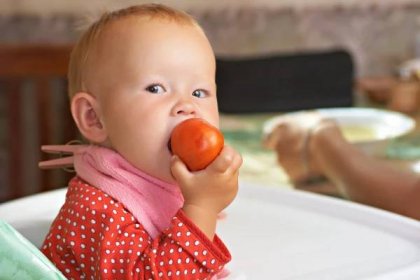 Dítě jí rajče — Stock obrázek