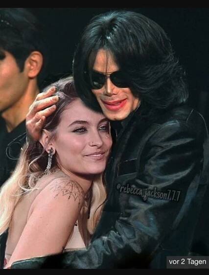 the couple is hugging each other on stage