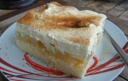 Jablečný koláč – Jemné piškotové těsto s jablky a smetanou si zamilujete