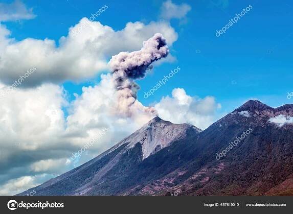 Sopka Fuego Guatemale Kouřem Vycházejícím Zamračenou Oblohou Pozadí — Stock Fotografie © Argentique #657619010