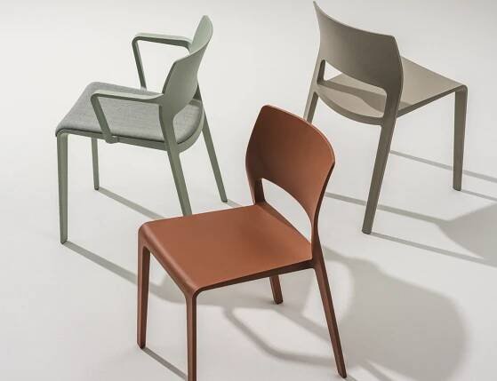 Juno 02, recycled plastic chair | Studio Irvine